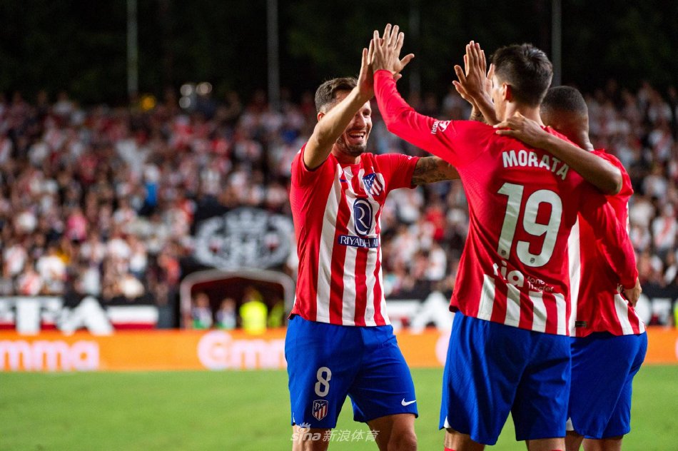 成鲜明对比 成鲜明对比